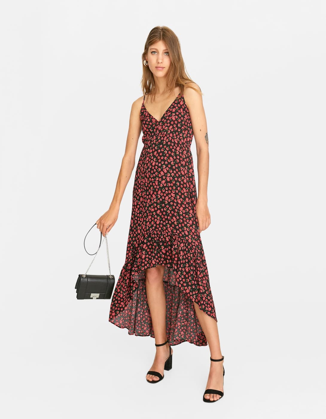 Atrévete con este vestido midi asimétrico con volantes y estampado de flores para tus looks más veraniegos. (Ahora 25,99 euros).