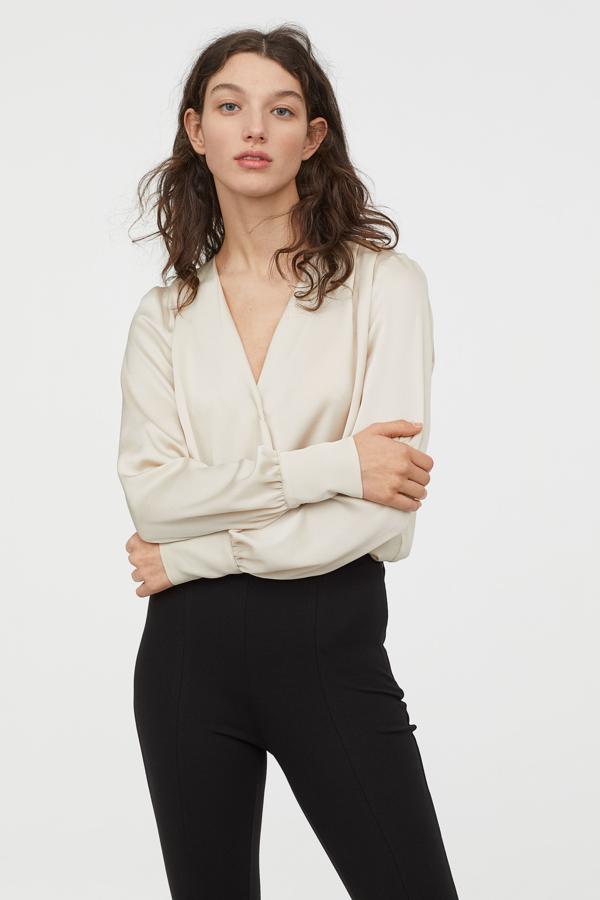 Un body es siempre una buena inversión y este de diseño clásico es nuestra gran apuesta de rebajas. Eran 34,99 y ahora cuesta 19,99 euros en las rebajas de H&M.