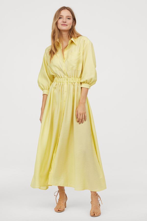 Este vestido camisero amarillo costaba 59,99 euros y ahora cuesta 34,99 euros en las rebajas de H&M.