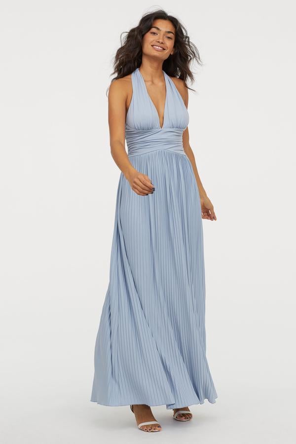 Si tienes una boda y apuestas por la comodidad y la sencillez, pero con un corte que favorezca, este es tu vestido. Costaba 59,99 y ahora son 34,99 euros en las rebajas de H&M.