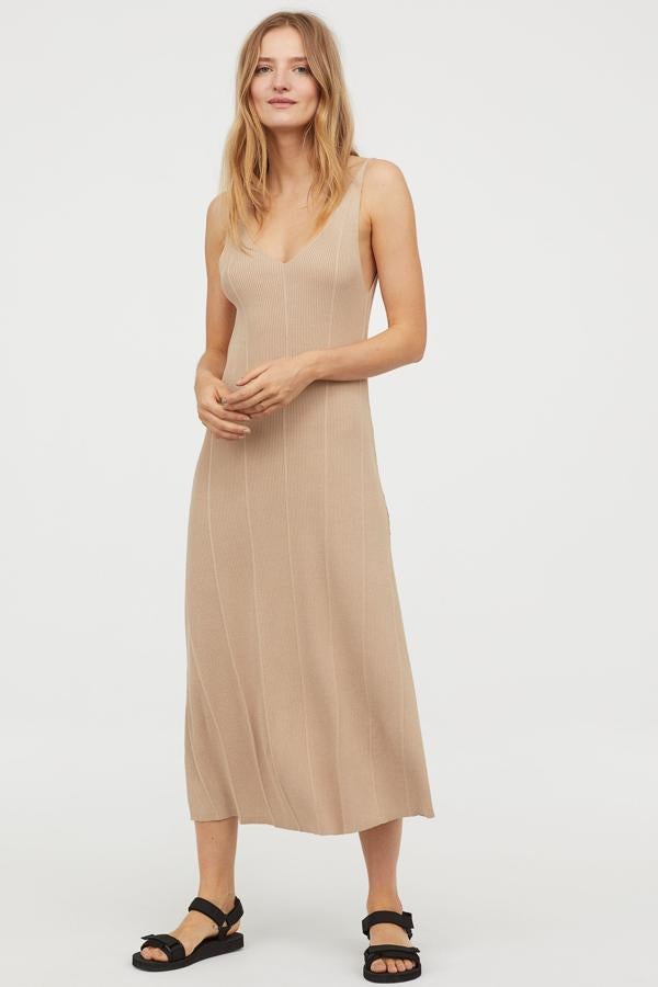 Un vestidod e punto sencillo te va a solucionar el verano entero. Este en tono beige y canalé costaba 39,99 y se ha quedado en 19,99 euros en las rebajas de H&M.