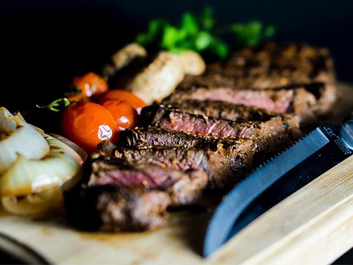 La  dieta cetogénica  es aquella que busca generar la llamada cetosis: un estado metabólico en el que el cuerpo, para funcionar, limita el uso de glucosa y comienza a depender en mayor medida de cuerpos cetónicos y ácidos grasos.Cuando hacemos un ayuno intermitente (unas 16-24 horas) o llevamos una dieta muy baja en carbohidratos, el cuerpo no puede tirar tanto de la glucosa que tiene para desempeñar sus funciones vitales y necesita buscar energía en otras fuentes. Es entonces cuando aparece la cetosis, un proceso por el que el hígado, que se encuentra con sus reservas de glucógeno bajas, comienza a elevar la producción de ácidos grasos y, poco después, de cuerpos cetónicos.Los cuerpos cetónicos pueden alimentar al cerebro (en un 80% aproximadamente, aún se necesitaría un 20% de glucosa) y además son capaces de proporcionar energía al organismo. En estado de cetosis, nuestro cuerpo comienza a utilizar nuestras reservas de grasa como principal fuente de energía, lo que lo convierte en una de las mejores vías para conseguir una pérdida de grasa rápida. Eso sí, para que esto suceda siempre debe existir un déficit calórico.