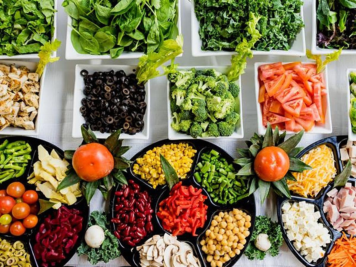 La  dieta DELTA , también llamada dieta arcoíris, consiste en hacer una dieta un 70% alcalina y un 30% ácida. El secreto es dividir los alimentos por colores pero no por los colores de los alimentos en sí sino como si de un semáforo se tratara. Los llamados alimentos verdes y los naranjas serían alcalinos y los rojos y morados serían ácidos. Los alimentos verdes y naranjas. Estos serían los que podrías consumir sin problema ya que se clasifican como alcalinos. Aquí están todas las verduras, (excepto la zanahoria, la patata y la calabaza por su alto índice glucémico), las legumbres, la fruta cruda, huevos, lácteos desnatados, la carne (exceptuando la casquería, la carne de caza y la carne procesada como salchichas y hamburguesas industriales).Los alimentos rojos pertenecen al grupo de alimentos ácidos y son los que deberían limitarse para que el equilibrio ácido-alcalino se mantenga. Lo ideal es consumirlos junto a los alimentos del grupo anterior, sobre todo con vegetales. Los alimentos rojos serían los hidratos de carbono simples como el pan, el arroz o la pasta, las patatas, los quesos grasos, la fruta cocida o en compota, los embutidos y los zumos de frutas. Para preparar tus alimentos evita freír y cocinar a altas temperaturas y opta por elaboraciones al vapor, al horno o cocidas