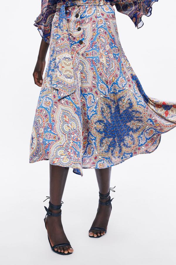 Con estampado de cachemira en diferentes tonos en los que predomina el azul y el naranja. Buena combinación para el verano (29,95 euros antes de las rebajas).