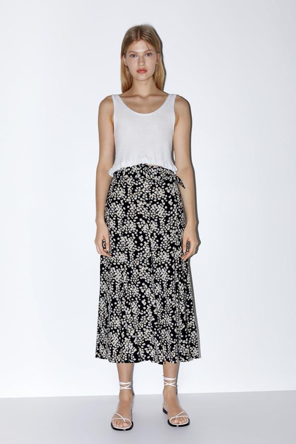 Negra, se abrocha a un lado y está cuajada de pequeñas margaritas (29,95 antes de las rebajas).