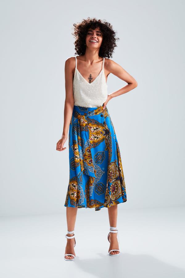 Tipo pareo con vuelo y botones en un lateral (29,95 euros antes de las rebajas y 15,99 con rebaja).