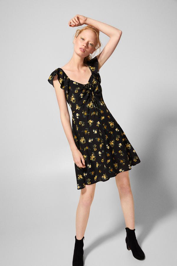 Los vestidos de inspiración años 90, cortos y estampados de flores, siempre han sido un buen recurso para el verano. Este eran 35,99 euros y ahora está a 19,99 euros en las rebajas de Springfield.