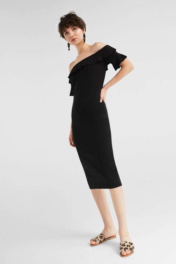 Para ir a trabajar, para salir a cenar con unas sandalias de tacón... y con un escote tipo bardot que nos favorece a todas. Costaba 29,99 euros y ahora está en 14,99 en las rebajas de Springfield.