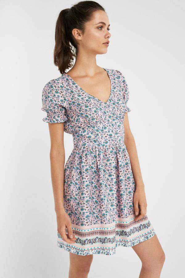 Romántico, corto y con un estampado de flores ideal. El vestido comodín que nos gusta a todas y que se ha quedado de 24,99 en 9,99 euros en las rebajas de Springfield.