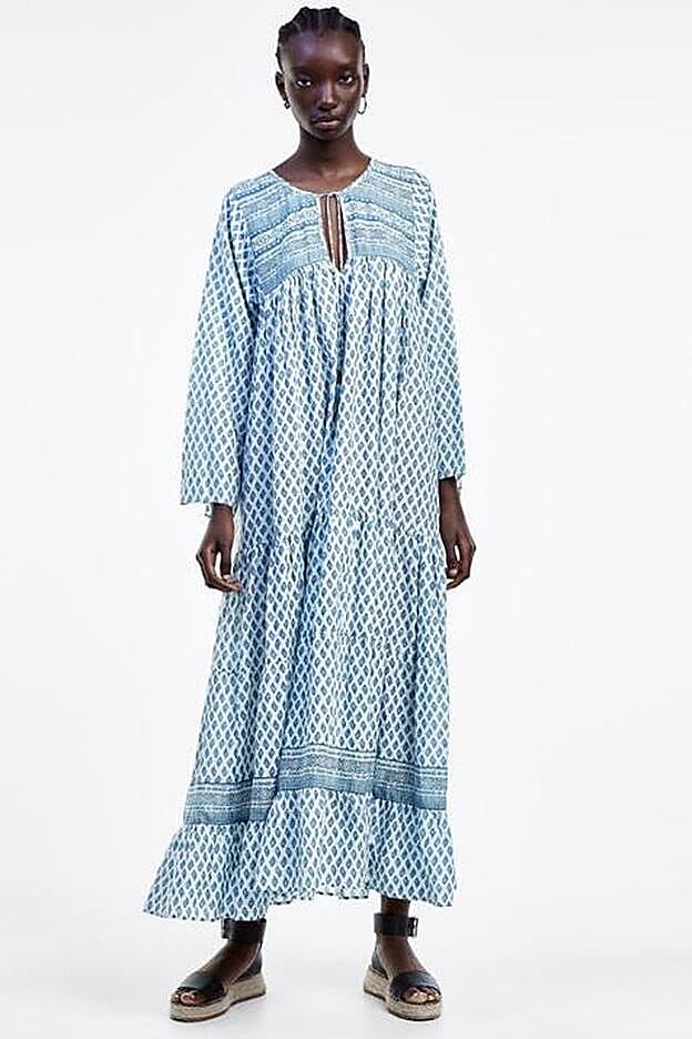 Vestido amplio de cuello redondo, con diseño fluido y estampado, 39,95 euros.