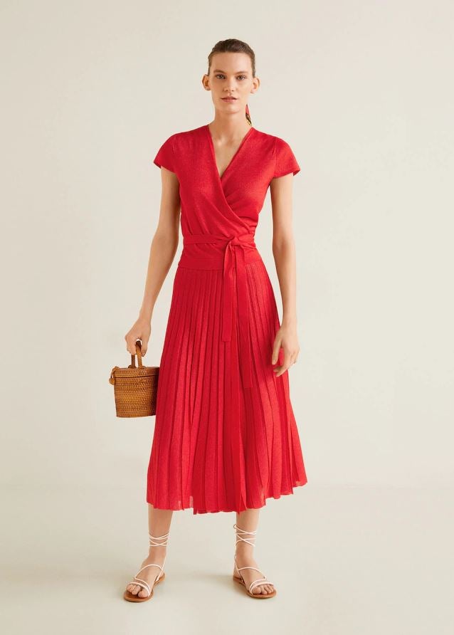 Esta falda midi plisada de Mango pasa en las rebajas de 39.99 a 25.99 euros.