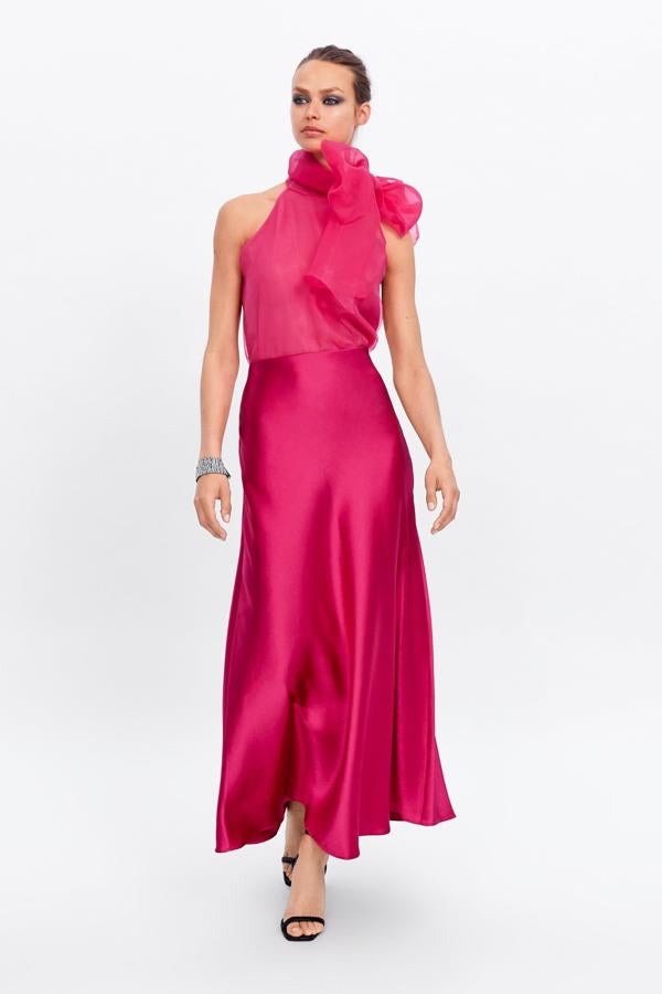 La falda de satén fucsia de Zara que solucionará todos tus looks de invitada los próximos meses está rebajada de 49.95 a 25.99 euros.