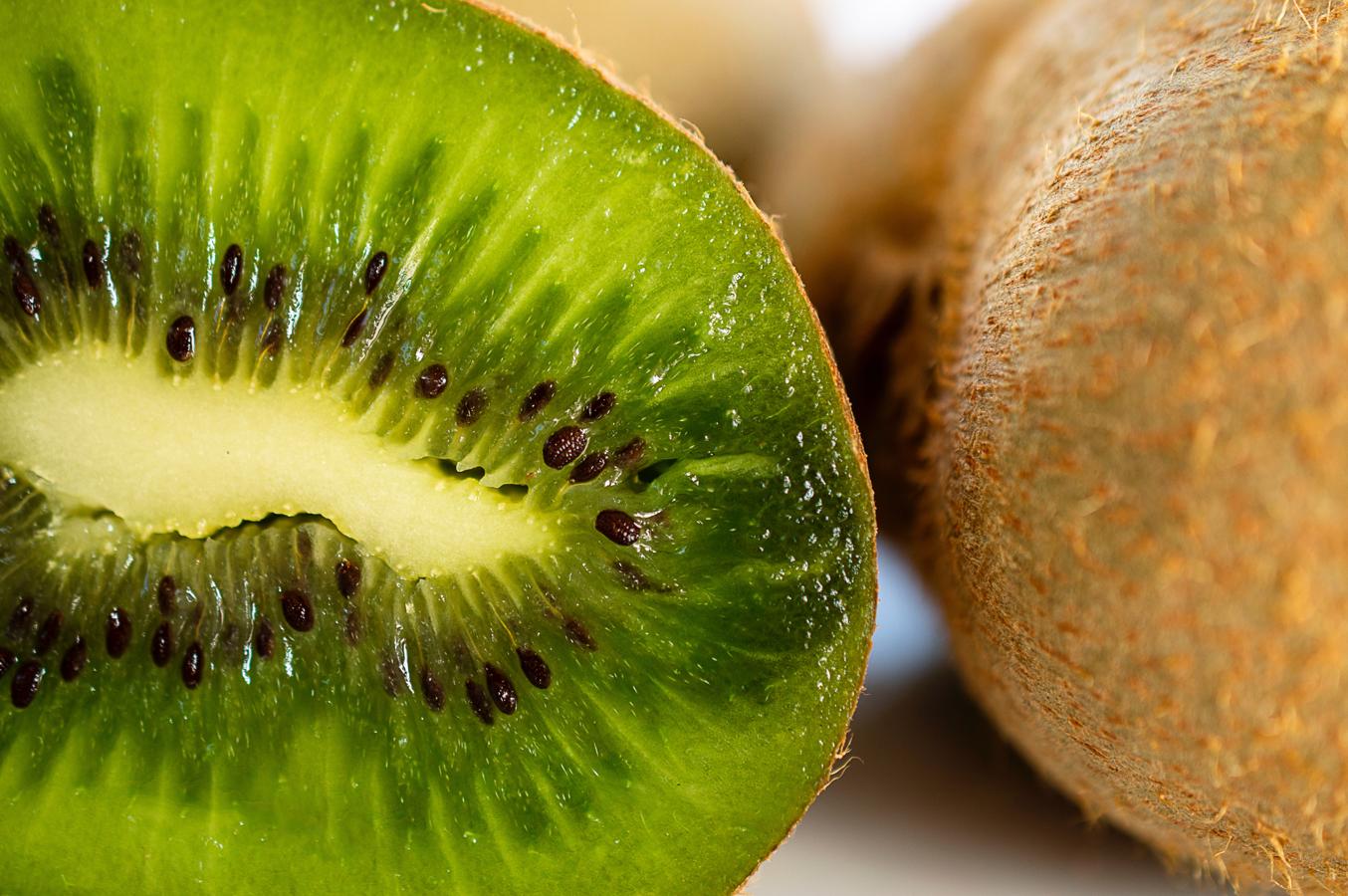 El kiwi tiene un gran contenido en vitamina C, pero cada 100 gramos de esta fruta contienen 9 g de azúcar, estando entre las más altas.