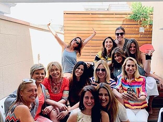 Galería. Haz clic en la imagen y no te pierdas los vestidos de las amigas de Belén Esteban en su boda.