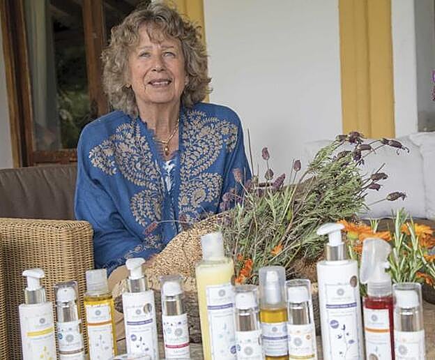 Nora junto a su línea de cosmética natural.