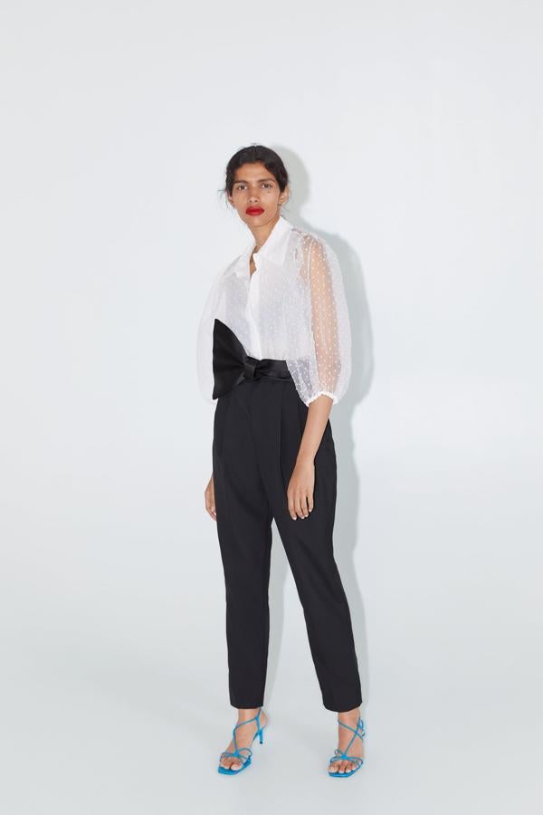 Parece increíble que esta maravilla de blusa sea low cost. Nos conquistó a todas nada más salir a la venta pero como es tan arreglada y hay pocas ocasiones para ponérsela (no vale para bodas, es blanca) decidimos esperar a rebajas para comprarla. Error, sigue al mismo precio: 39,95 euros.