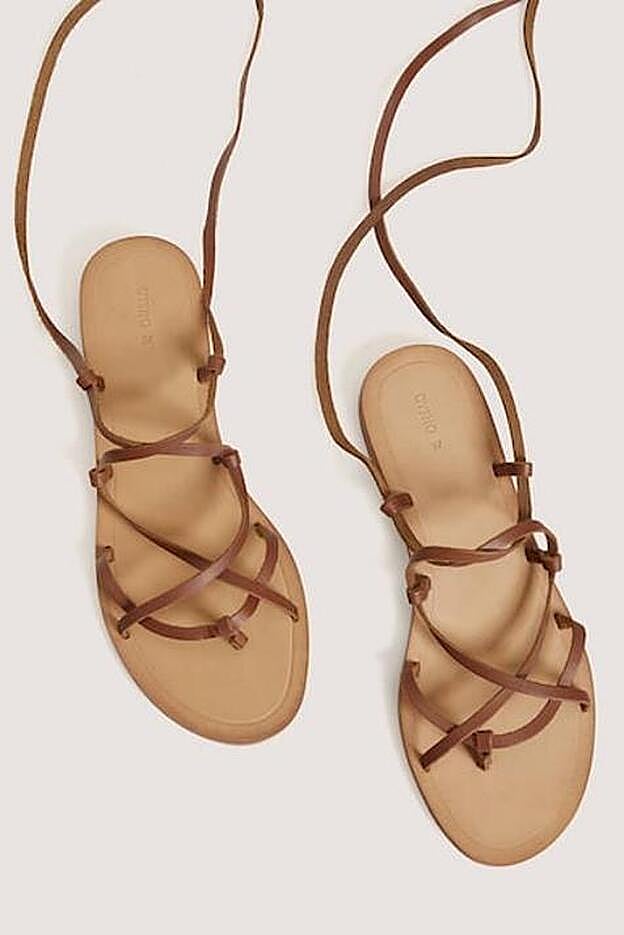 Sandalia piel atada de Oysho. (29,99 euros).