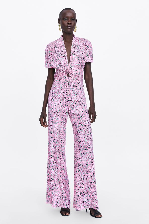 El verano nos pide pantalones fluidos y colores brillantes y estos pantalones reúnen todas las condiciones. A juego con el top ya nos parece lo más: un conjunto que podrás llevar hasta de boda. Son de Zara, costaban 39,95 ya hora los han rebajado hasta los 25,99 euros.