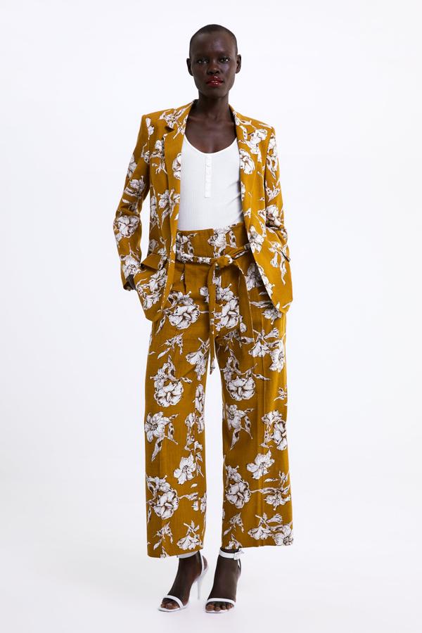 De lino, con cinturón, de esos que te puedes poner a conjunto con la chaqueta o con una blusa beige para ir a trabajar. Si quieres sacarles el máximo partido, te servirán incluso para un bautizo. Son de Zara y se han quedado a 19,99 euros de 29,95 que costaban.