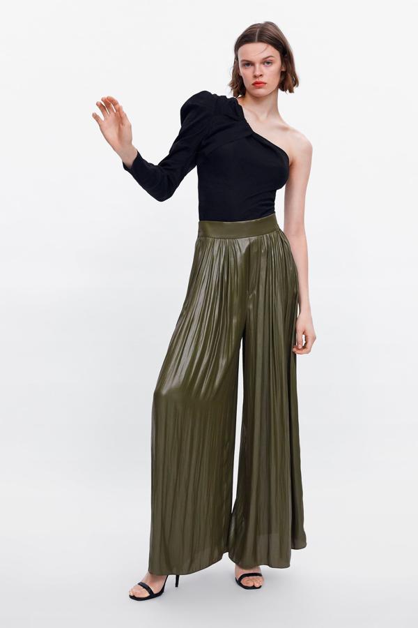 Verde militar, de tejido brillante, ideal para las noches de verano con unas sandalias de tacón, estos pantalones con vuelo de Zara costaban 39,95 euros y ahora están a 25,99.