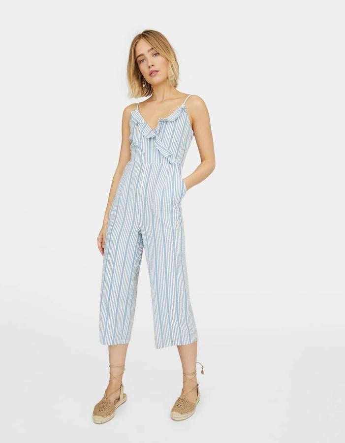 Las rayitas de este mono nos han parecido ideales. Parece una prenda súper cómoda y muy veraniega y los volantes del escote hacen un pecho muy bonito. Costaba 29,99 y ahora está a 15,99 euros.