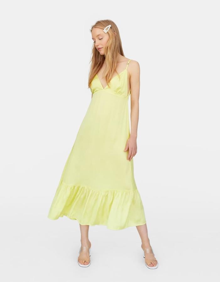 Este vestido amarillo de satén es uno de  los favoritos de la cantante Aitana  y también de nosotras. El amarillo siempre es un sí y encima está rebajado a 15,99 en vez de 29,99 euros.