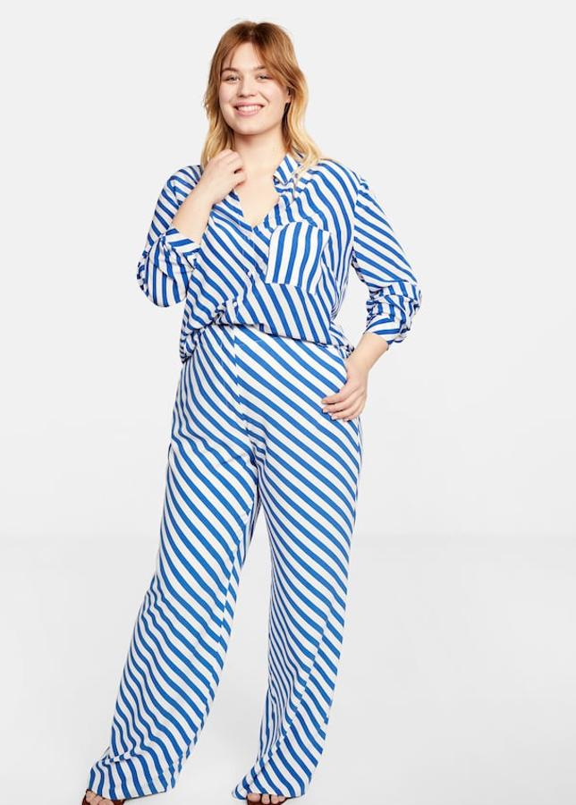 Camisa rayas confeccionada en tejido fluido y estampada a rayas azules (19,99 euros). Lleva el cuello clásico, manga larga con los puños abotonados y un bolsillo de parche en la parte delantera. El pantalón a juego tiene un diseño recto, lleva dos bolsillos laterales y cierra con cremallera y gancho (25,99 euros).