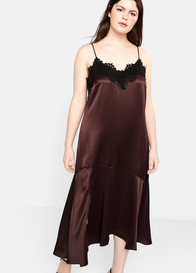 Vestido lencero de la colección de fiesta (39,99 euros). Está confeccionado con un tejido satinado y lleva un diseño acampanado, tirantes finos y encaje en el escote.