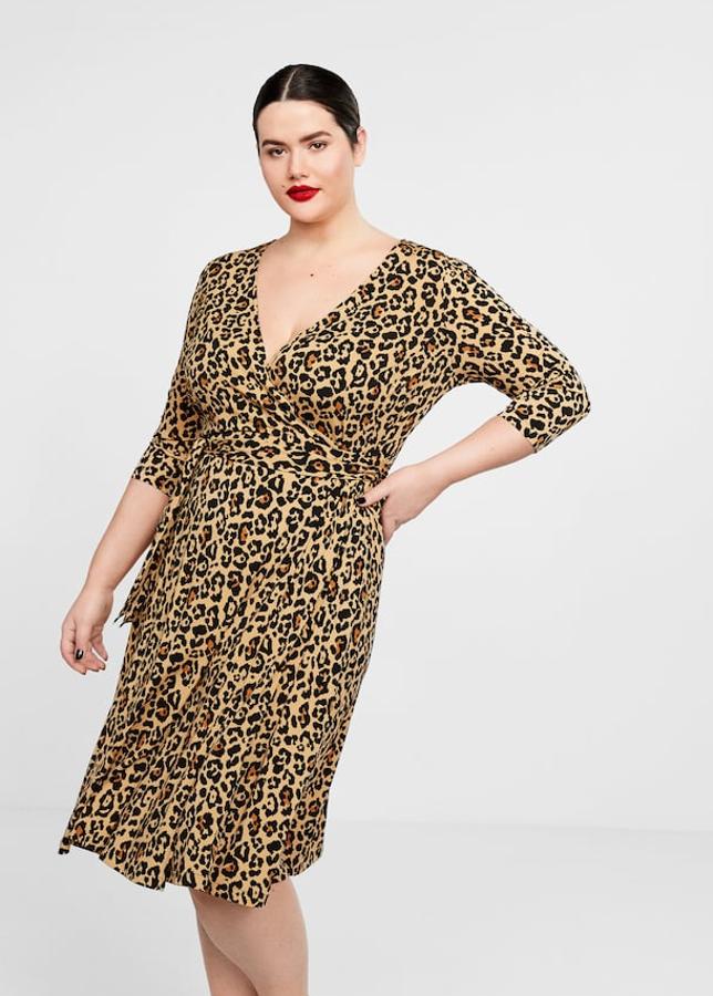Vestido cruzado con estampado de leopardo (19,99 euros). Se trata de un diseño acampanado. Diseño cruzado en un tejido fluido, con escote de pico, manga larga y cinturón ajustable.