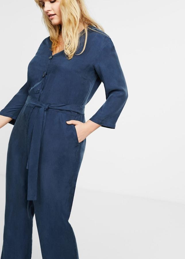 Mono largo con diseño recto, manga larga y escote de pico cruzado. Cierra con botones, lleva dos bolsillos laterale sy un cinturón desmontable (39,99 euros).