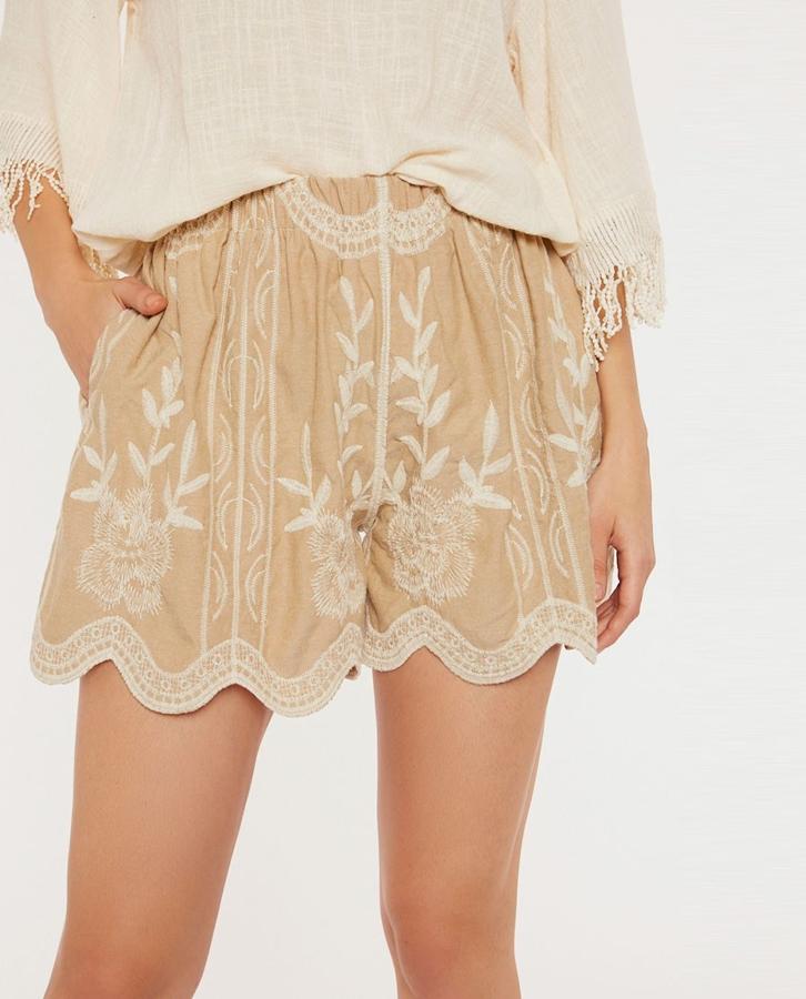 Pantalones cortos con detalles florales bordados y con la parte inferior condulada. Lleva una goma elástica a la altura de la cintura y bolsillos en ambos laterales (34 euros).