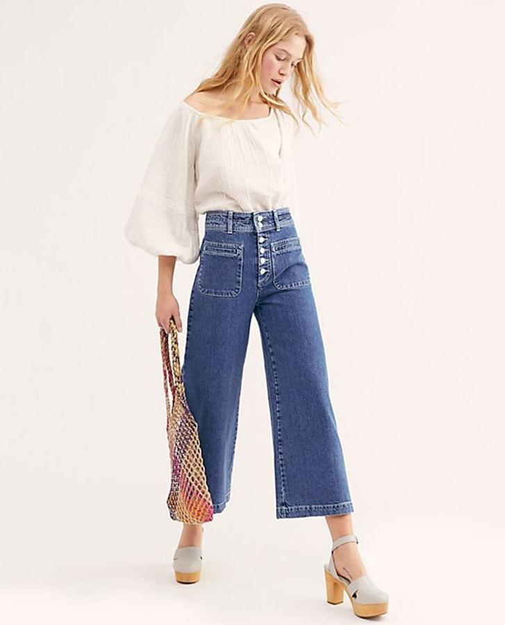 Vaquero de tiro alto con pernera ancha y bolsillos frontales y traseros con ojal. Lleva un cierre delantero con botones vistos (52,50 euros).