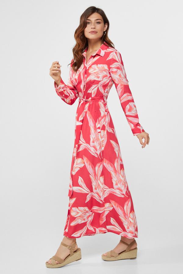 Estamos seguras de que Kate Middleton llevaría este favorecedor vestido camisero de Cortefiel (rebajado de 79.90 a 49.99 euros) con unas alpargatas de cuña de Castañer.