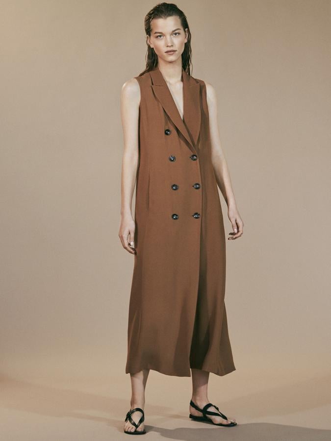 La Reina ya tiene un maxi chaleco de Massimo Dutti, y este efecto vestido, con un cinturón como le gusta a doña Letizia, sería una apuesta ganadora. Está rebajado de 99 a 59.90 euros.