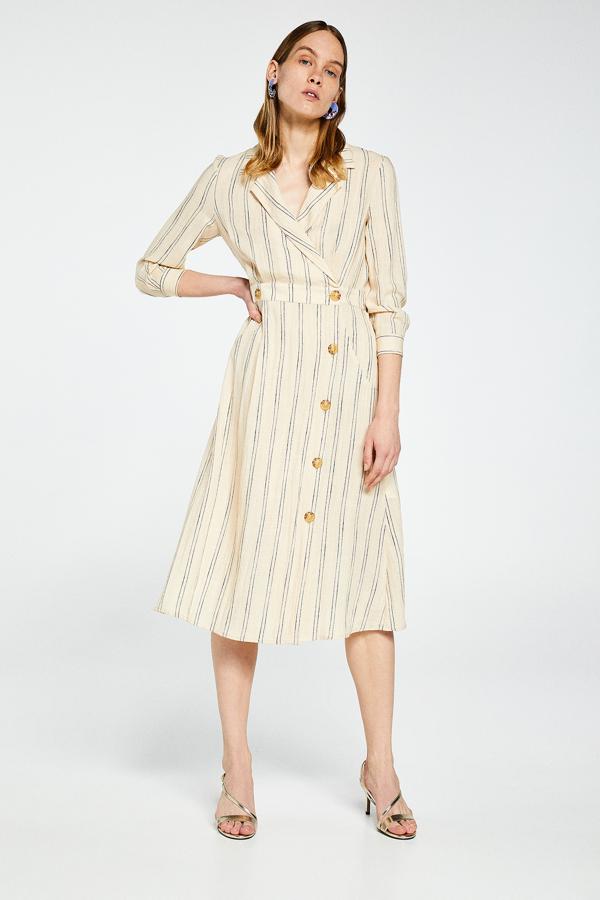 Este vestido de lino con botones y cintura marcada de las rebajas de Sfera (pasa de 39.90 a 29.99 euros) es ideal para Meghan Markle.