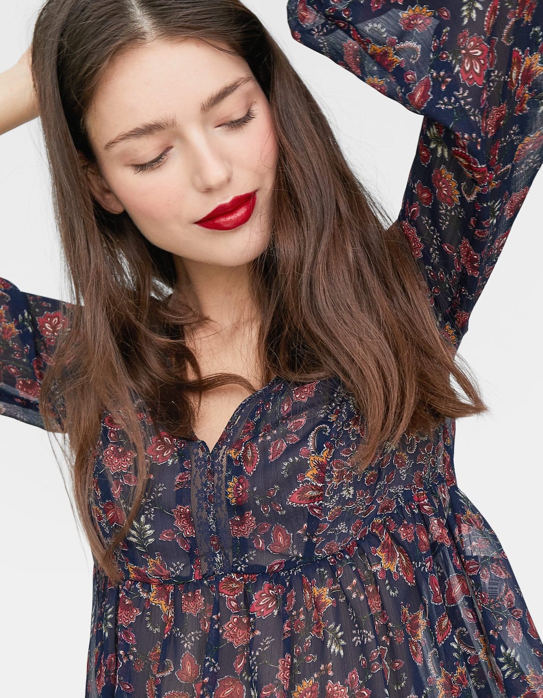 Blusa con volante y estampado de flores: 7,99 euros en Stradivarius.