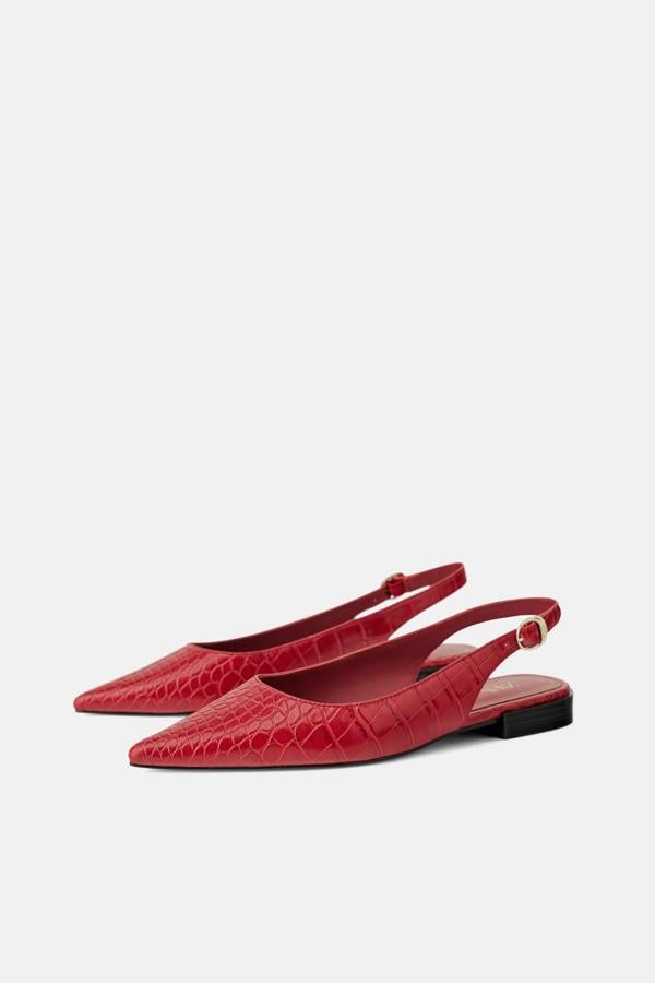 Bailarina destalonada con estampado animal en color rojo y cierre con hebilla, 12,99 euros.