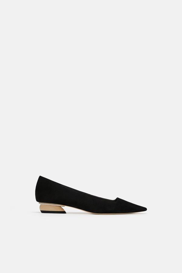 Bailarina en color negro con tacón de madera geométrico, 25,99 euros.