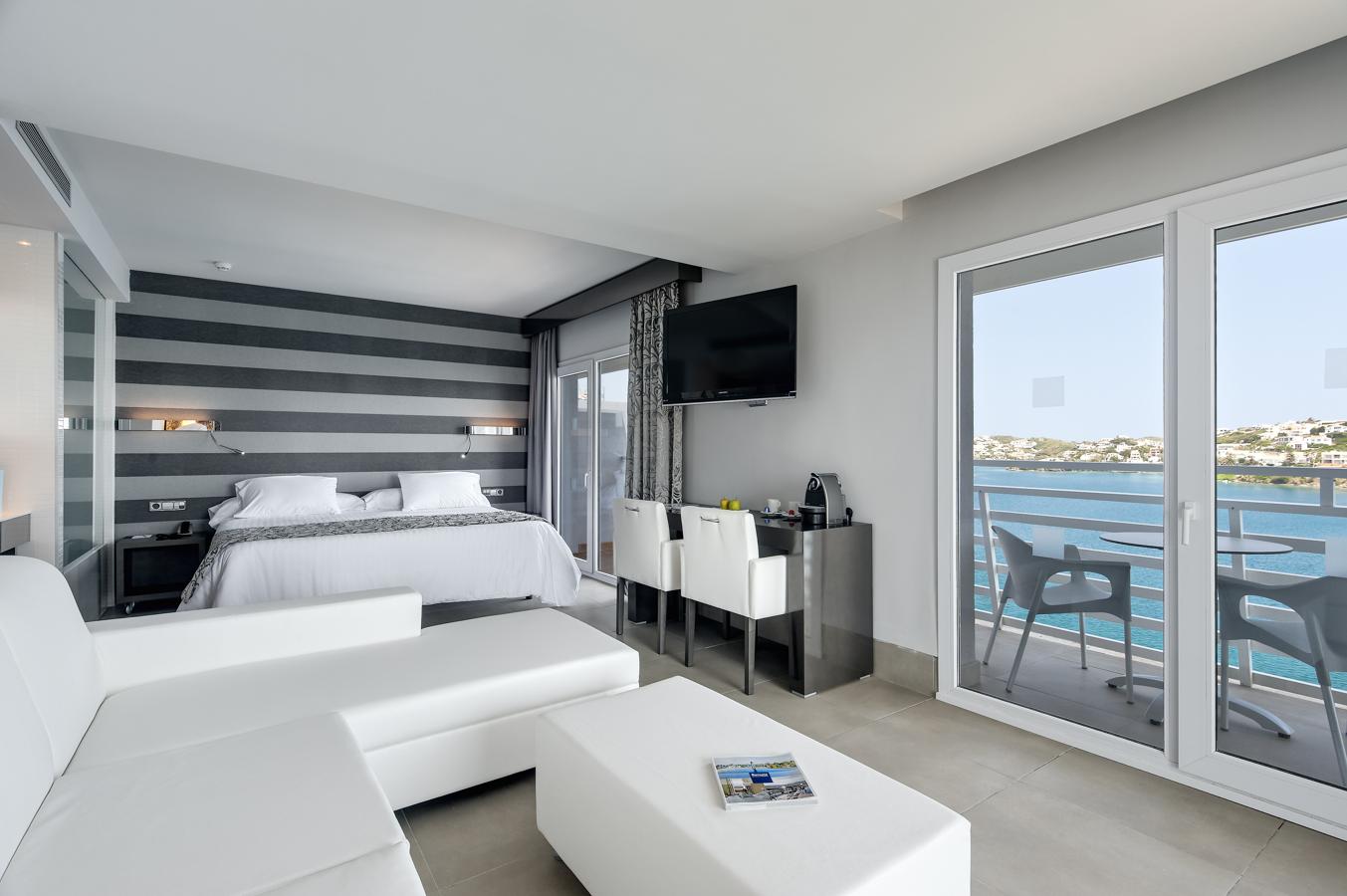 Habitaciones amplias y espaciosas, muchas de ellas con balcón a la bahía de menorca, modernas y completamente equipadas, harán que te despiertes con una sensación de total desconexión. De hecho, descansar en sus camas es de otro planeta. Con un colchón realizado en exclusiva para el hotel, te das cuenta de lo importante que es para ellos hacer que tu experiencia sea totalmente relajante. Además, cuentan con minibar y servicio de habitaciones por si quieres tomar algo en la privacidad de tu balcón mientras disfrutas las vistas.