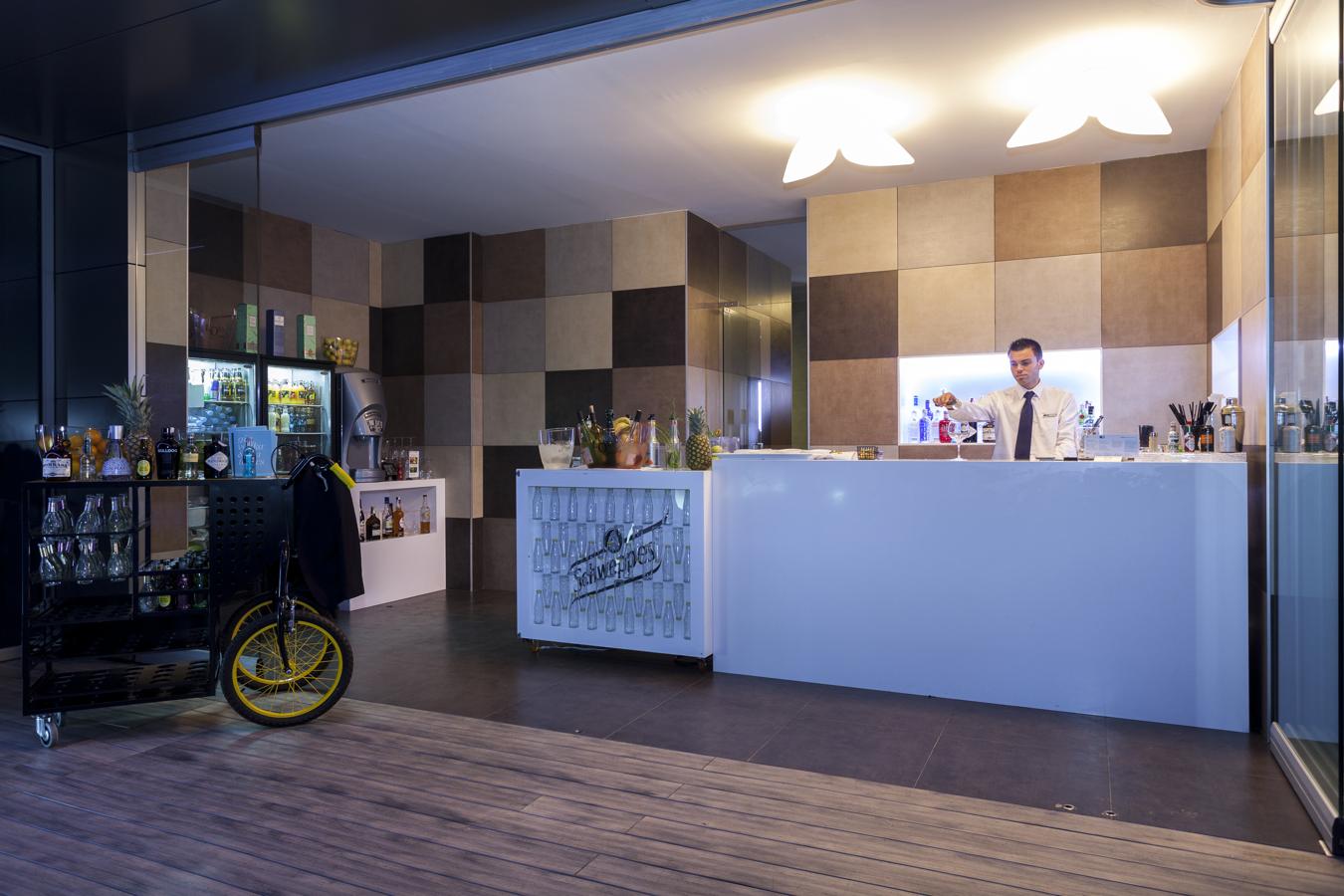 A medida que va cayendo la tarde, disfrutar de un cóctel en la terraza del hotel es, sencillamente, una maravilla. Sus vistas panorámicas a la bahía son mágicas. Durante el día, también puedes tomar un zumo, un batido de frutas o el aperitivo. ¿Qué más se puede pedir?