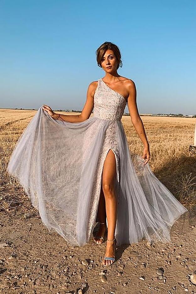 La influencer Aretha Fusté con vestido de Mireia Balaguer en la boda de Rocío Osorno.