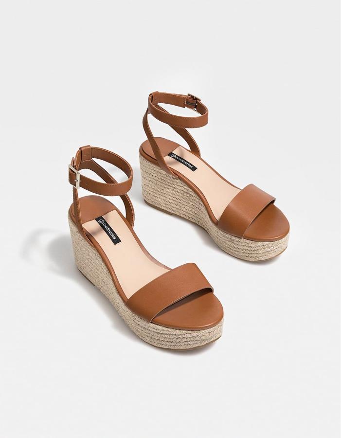 Cuñas de yute con detalle de piel en color marrón, 15,99 euros.