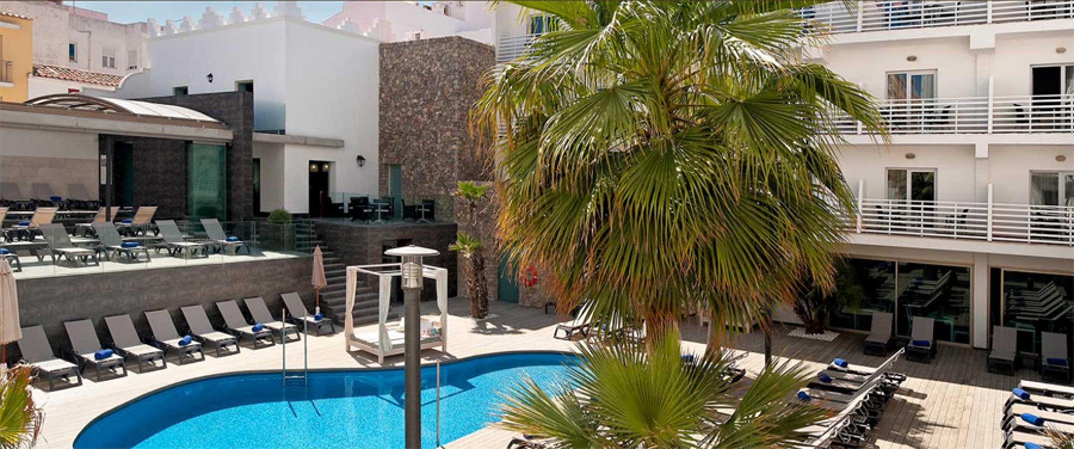 ... O nadar. La piscina del hotel se encuentra en el patio interior, junto al restaurante Sa Casa. Además de disfrutar del agua o del sol puedes pedir servicio en hamaca o cama balinesa. Cuentan con carta de snacks, batido de frutas, cócteles y combinados.