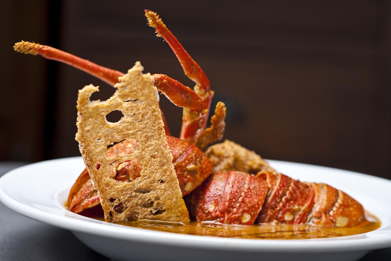 Uno de los platos tradicionales de la isla es esta caldereta de langosta, que se deshace en la boca y que está tan deliciosa que no te cansarás de mojar pan (en este caso, tostas, riquísimas). Lo puedes probar en  Sa Cuina , el restaurante del hotel con menú de almuerzo a la carta. También hacen cenas temáticas regionales e internacionales.