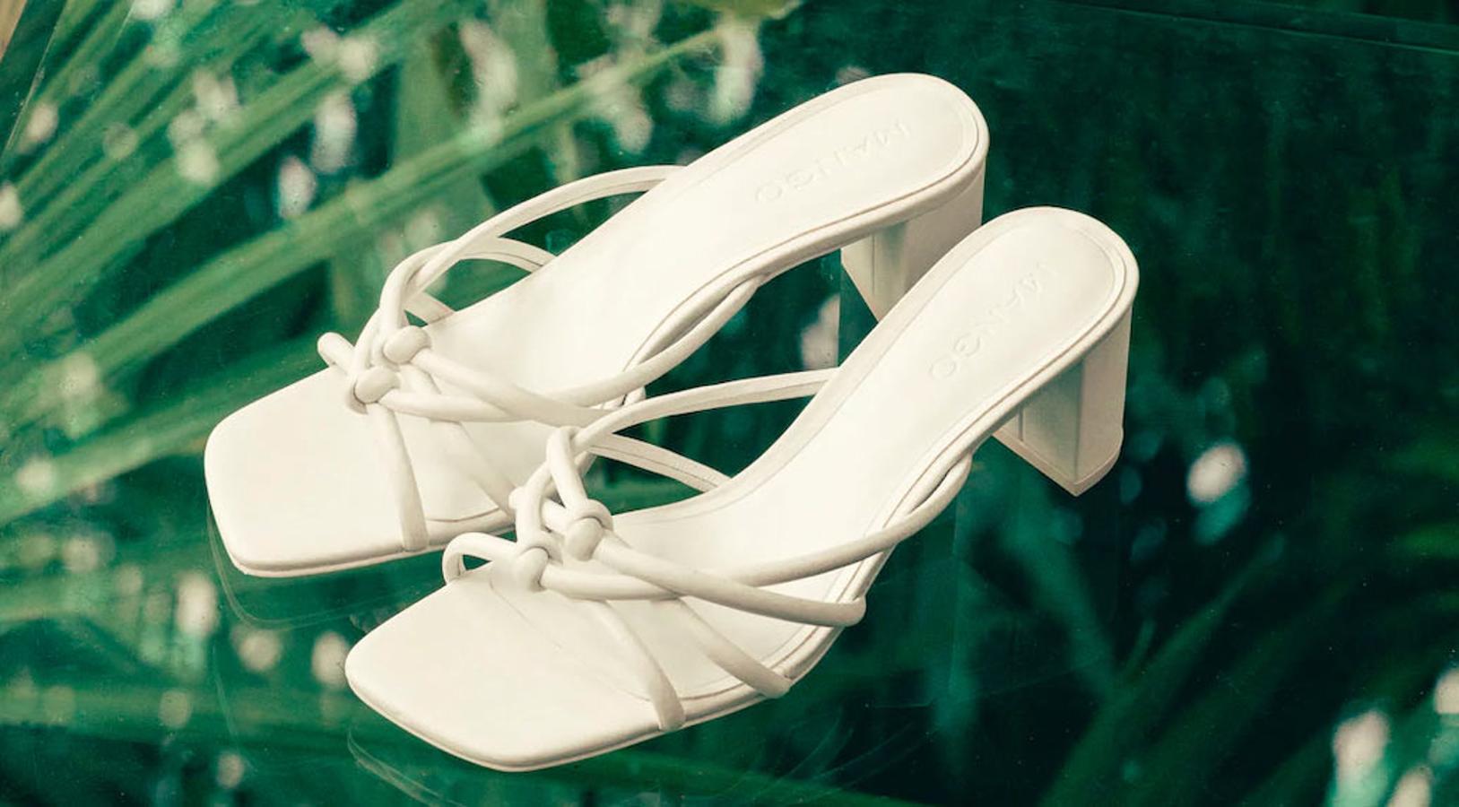 Sandalia de piel con detalle de tiras en color blanco, 29,99 euros.