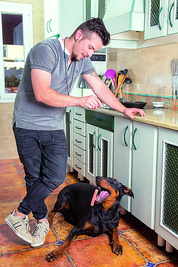 Carlos Maldonado junto a su perra, Mía.