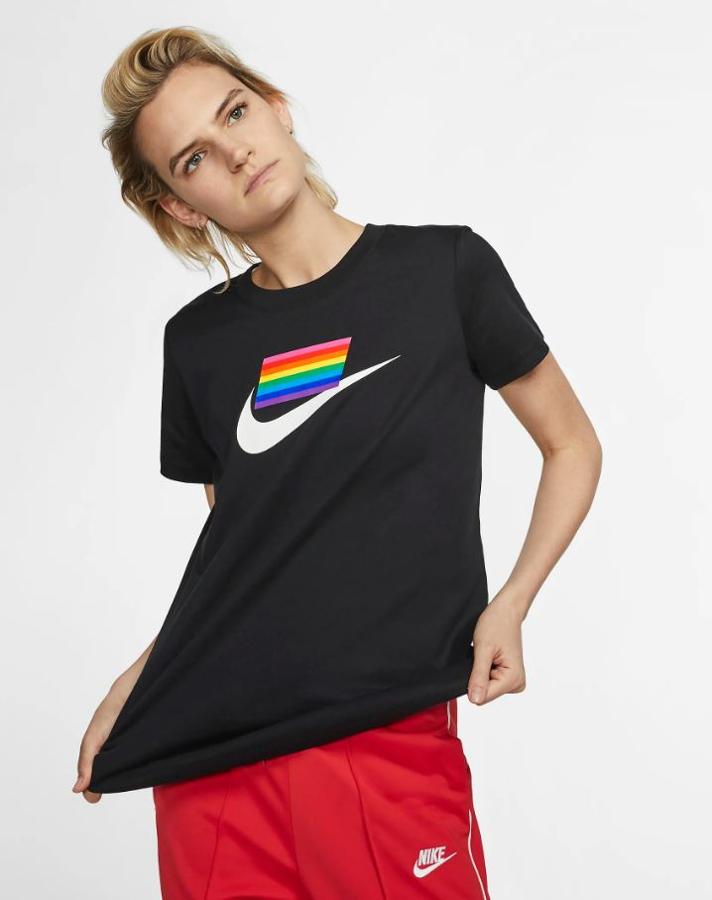 Además de deportivas y accesorios, Nike tiene camisetas dedicadas al Orgullo como esta por 30 euros.
