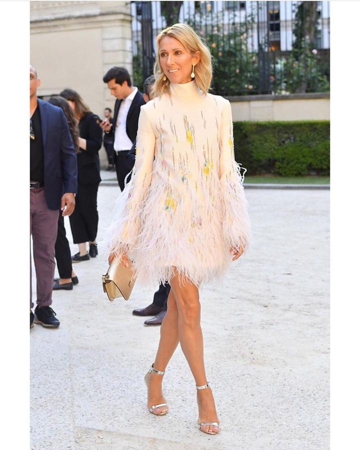 Para el desfile de Valentino llevaba un vestido de la firma, en color crema con detalles de color y el bajo y las mangas acabados en plumas.