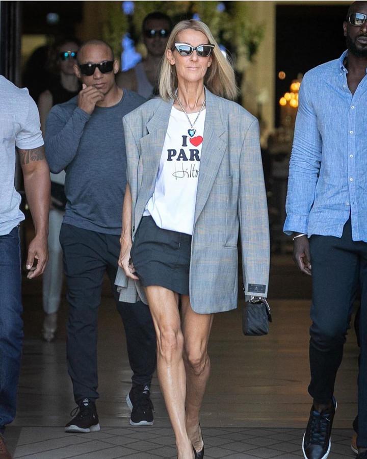 Hasta los looks que parecen más normales "esconen" algo. Este de Vetements lo hace en su americana desestructurada, con una manga diferente a la otra. Y el toque de humor lo pone en su camiseta de Perez Hilton.