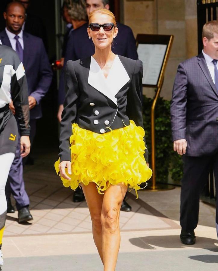 Ella no puede llevar un traje como el resto de las mortales. Esta es su interpretación del frack, con una falda amarilla de plumas. Un look de la firma de costura Ronald Van Der Kemp.